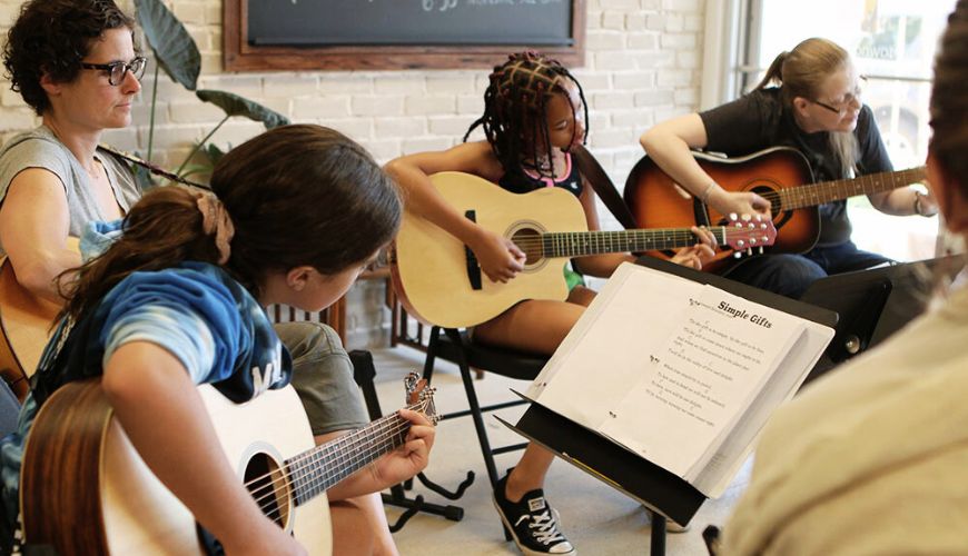 guitar lessons in a music institute